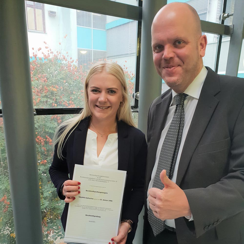 Im Foto mit Jörg Hopfgartner hält Katharina Truppe stolz ihr BRP-Zeignis in die Kamera