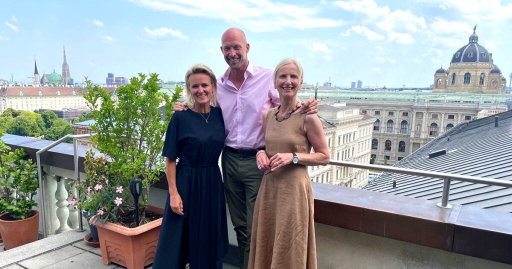 Alexandra Meissnitzer, Nik Berger und Roswitha Stadlober auf einer Dachterrasse in Wien