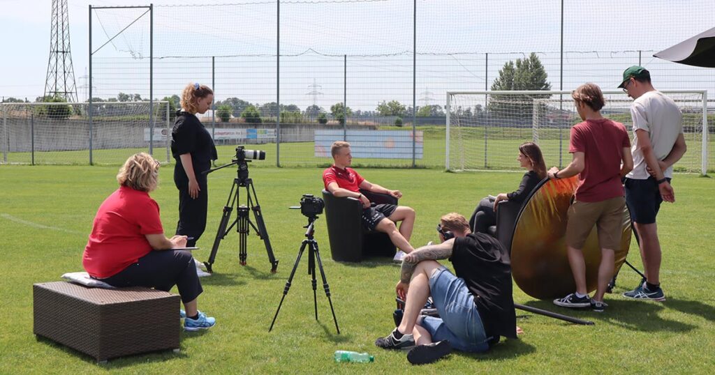 Dreharbeiten auf dem Rasen