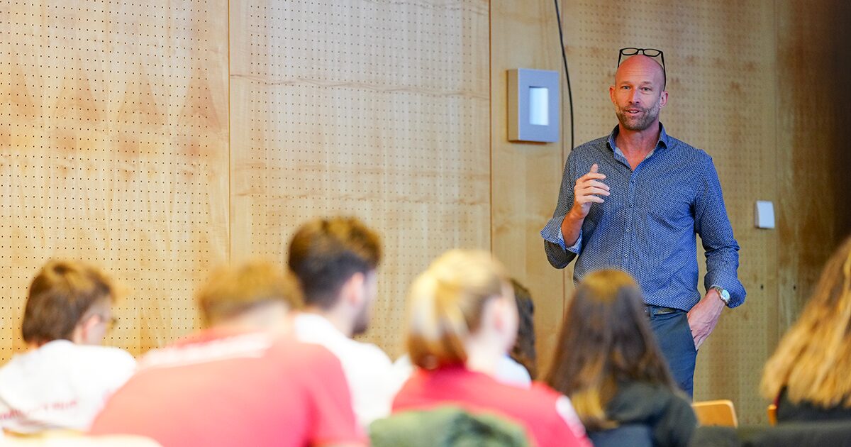 Nik Berger beim Workshop für die OSV-Athlet:innen