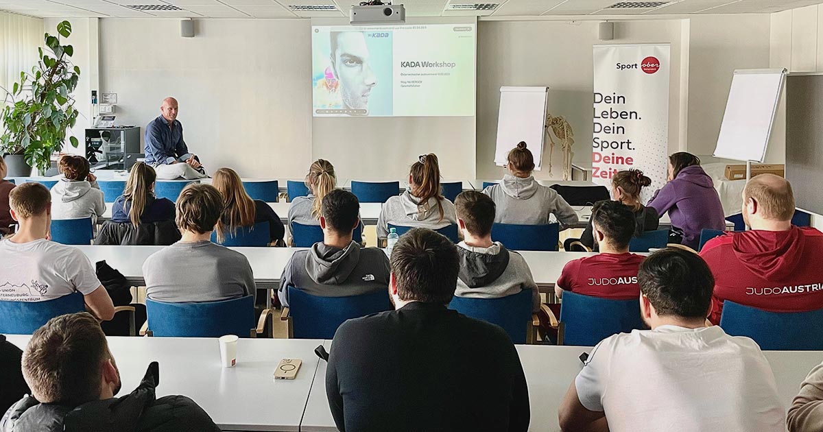 KADA Geschäftsführer Nik Berger referiert in einem vollen Seminarraum für die Kaderathlet:innen des Judoverbands
