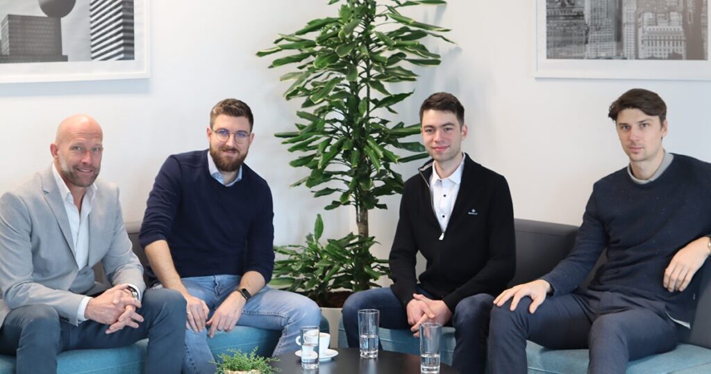 In den Büroräumlichkeiten der KMU sitzen Nik Berger, KMU Lehrgangsleiter Mathias Benda, Schach-Athlet und KMU-Student Valentin Dragnev und sein KADA Laufbahnberater Dominik Siedlaczek auf zwei Sofas zusammen