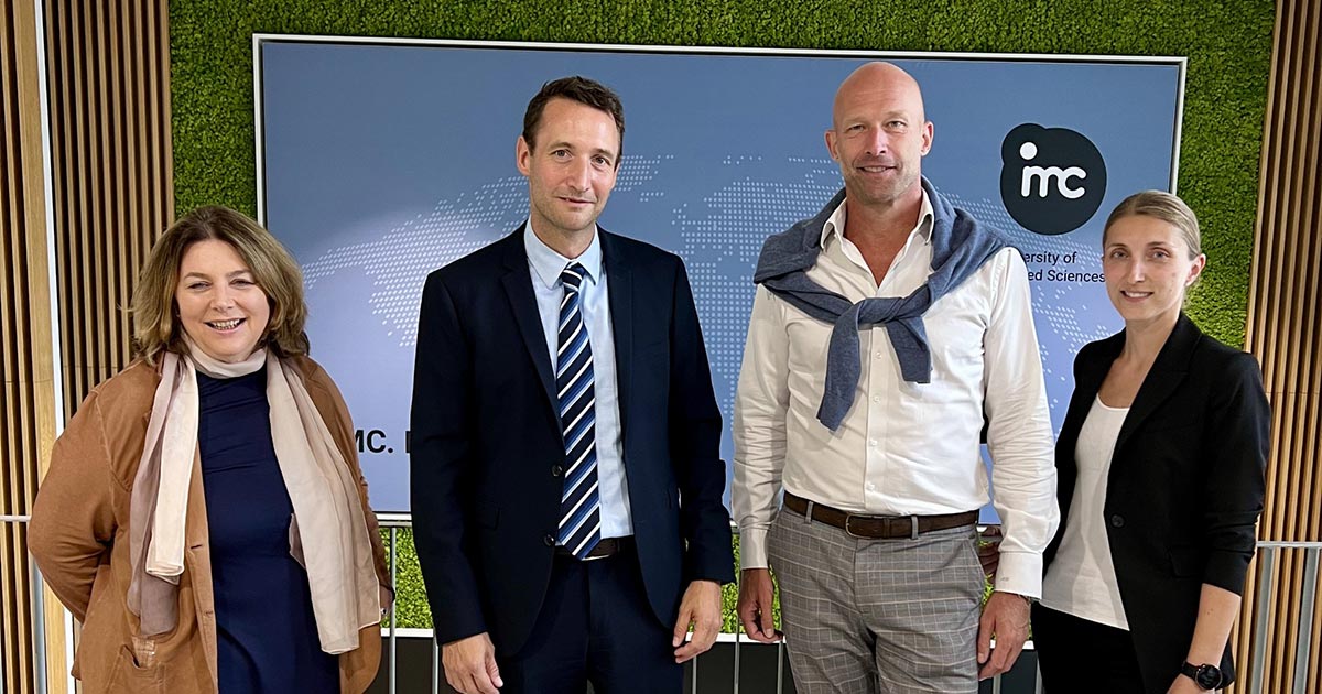 KADA Geschäftsführer Nik Berger mit dem IMC Krems Team in den Räumlichkeiten der Fachhochschule