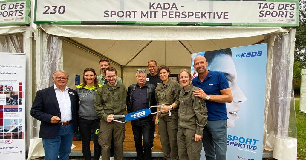 Gruppenfoto mit Vizekanzler Werner Kogler und einigen KADAthletes vor der KADA Pagode am Gelände des Tags des Sports 2023