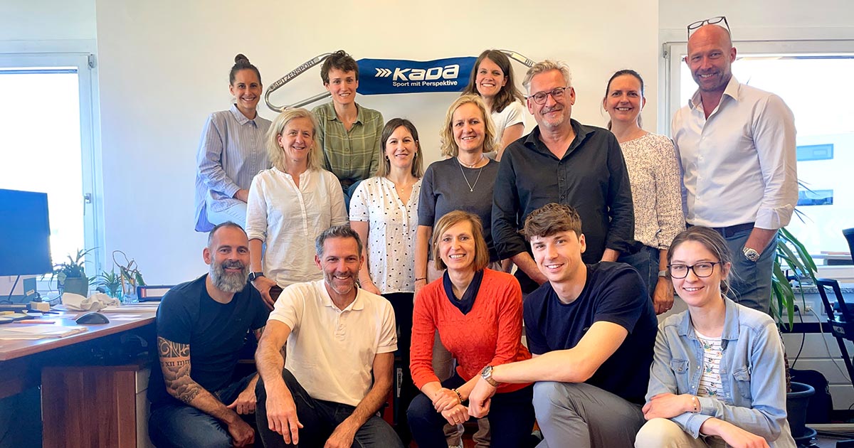 Alle lächeln! Ein Gruppenfoto unseres Office-Teams mit unseren Laufbahnberater:innen im KADA Büro
