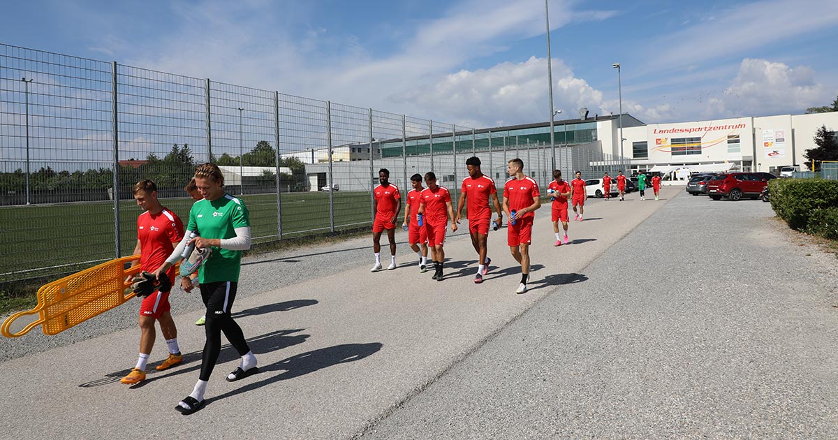 Ein Rückblick auf das Vorjahr: Die Campteilnehmer bewegen sich auf der Sportanlage Steinbrunn geschlossen in Richtung Spielfeld. In wenigen Wochen wird sich das gleiche Bild beim younion Proficamp 2024 bieten!