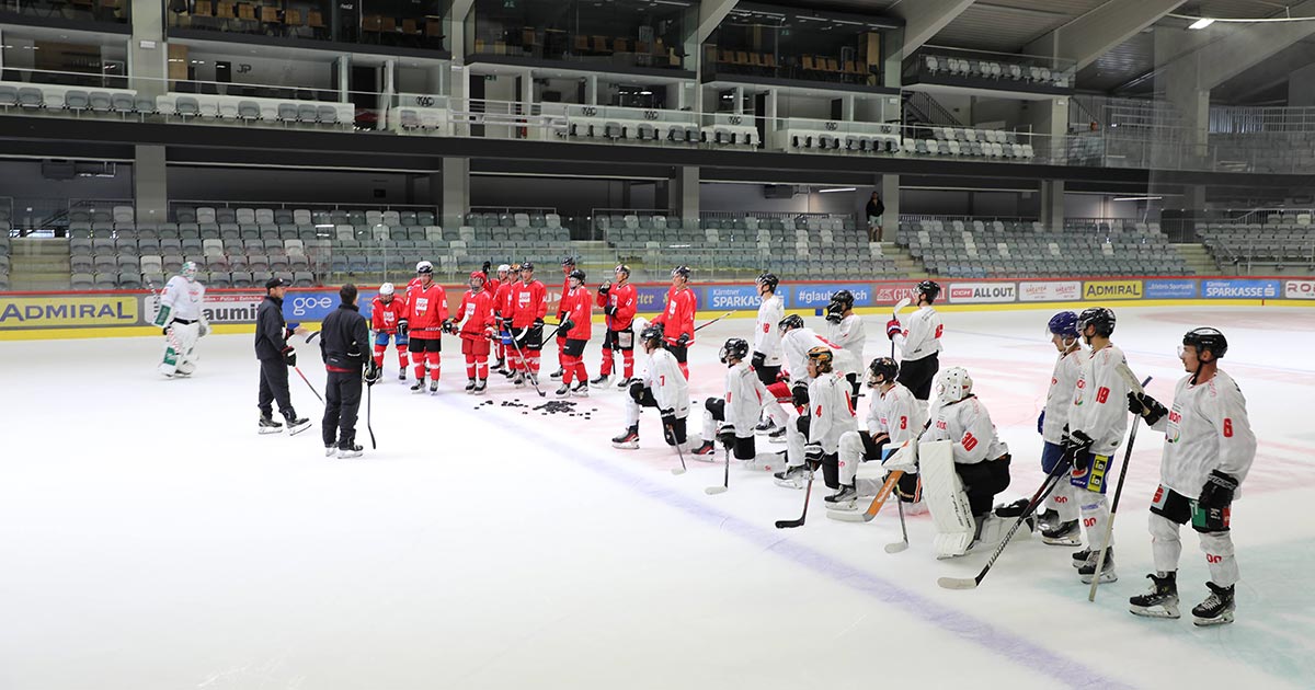 Raus auf die Eisfläche! Das Trainerteam und die 30 Spieler stimmen sich auf das erste Training ein