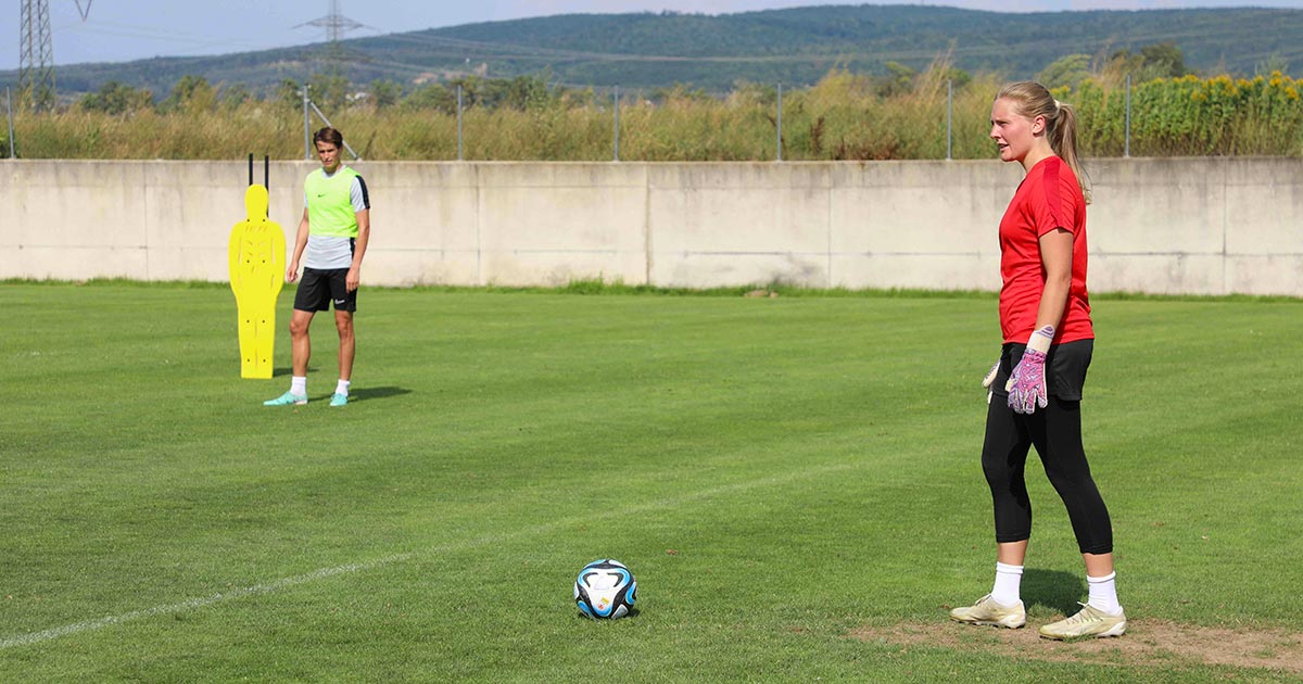 Trainingsspiel im younion Proficamp 2024: Isabella Kresche setzt zu einem Abstoß an