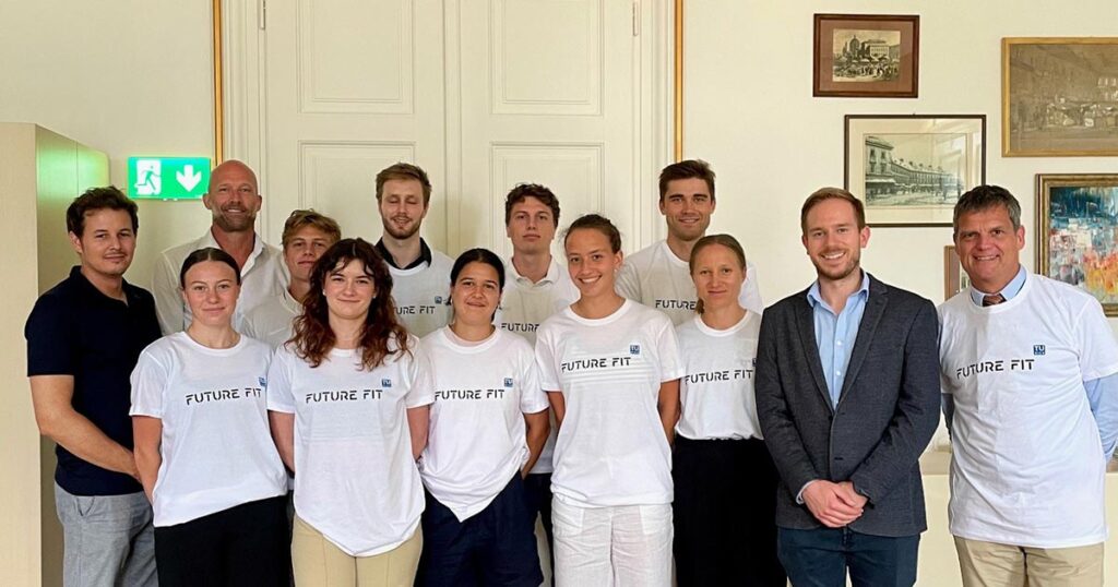 Gruppenfoto unserer KADAthletes an der TU Wien mit Rektor Prof. Dr. Ing. Jens Schneider