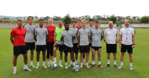 Abpfiff! Am Ende eines gelungenen Trainingscamps gibt es ein letztes Gruppenfoto am Rasen