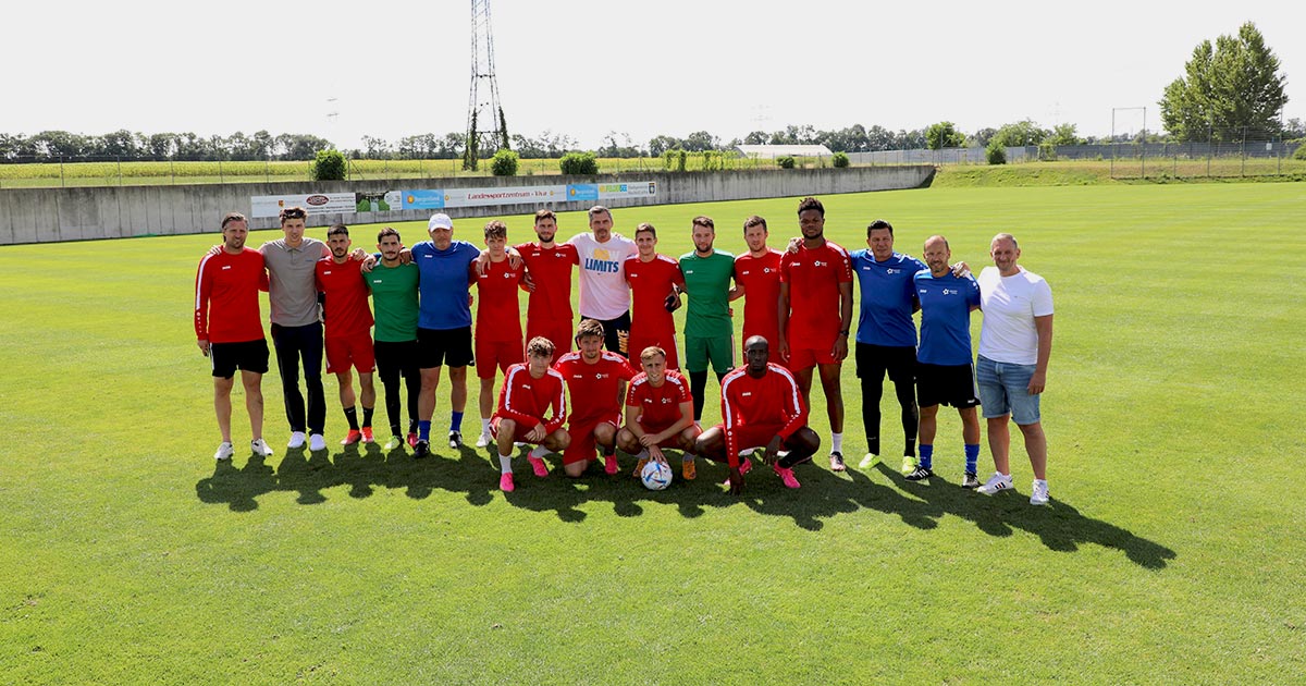 Die Trainingsgruppe der letzten Campwoche posiert für ein Abshclussfoto auf dem Hautpspielfeld des VIVA Landessportzentrums in Steinbrunn