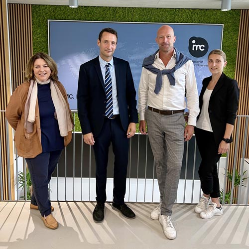 KADA Geschäftsführer Nik Berger mit dem IMC Krems Team in den Räumlichkeiten der Fachhochschule
