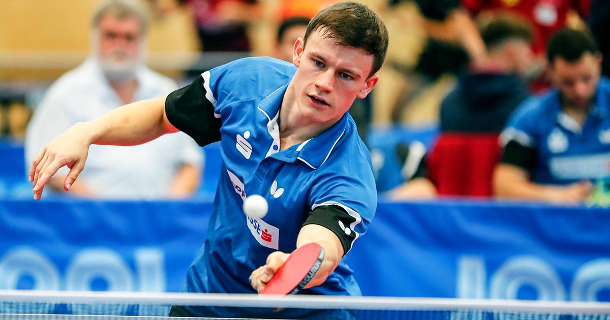 Michael Trink jagt einen Ball über das Netz