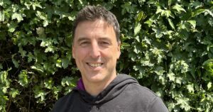 Joachim Standfest, der neue Cheftrainer des younion Proficamps, lächelt in die Kamera