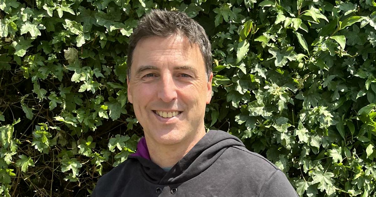 Joachim Standfest, der neue Cheftrainer des younion Proficamps, lächelt in die Kamera
