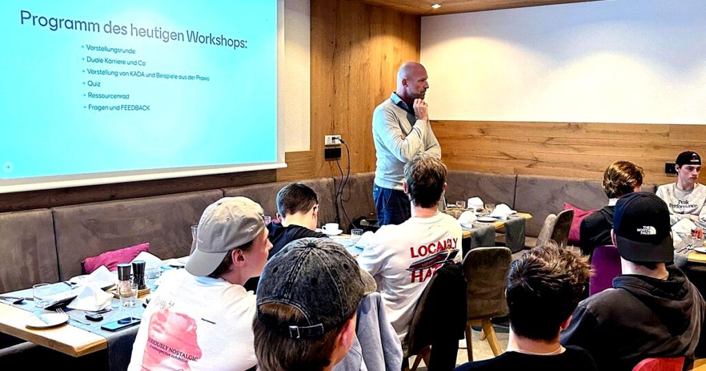 KADA Geschäftsführer Nik Berger leitet einen Workshop mit den Campteilnehmern