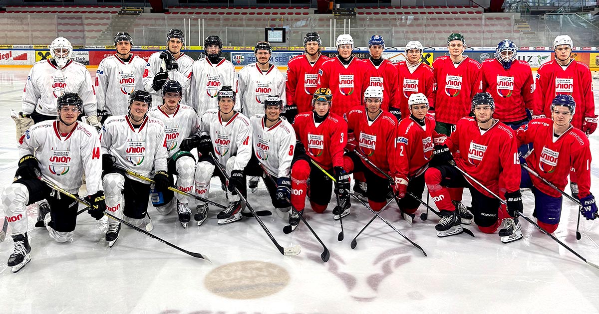 Die Teilnehmer des younion Eishockeycamps 2025 posieren in der Eisarena Zell am See für ein Mannschaftsfoto