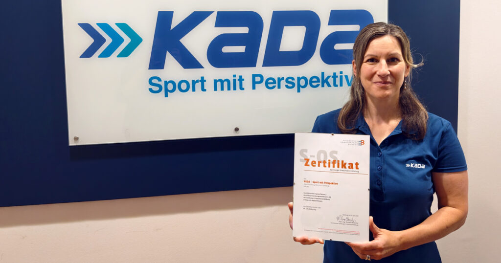 KADAs Leiterin der Berufsreifeprüfung, Ingrid Grugger, hält stolz das S-QS-Zertifikat in Händen
