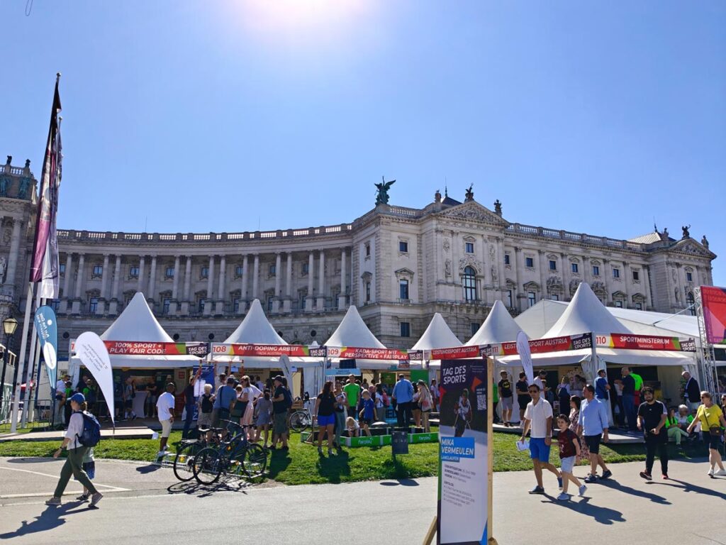 Strahlender Sonnenschein über dem Veranstaltungsgelände beim Tag des Sports am Wiener Heldenplatz