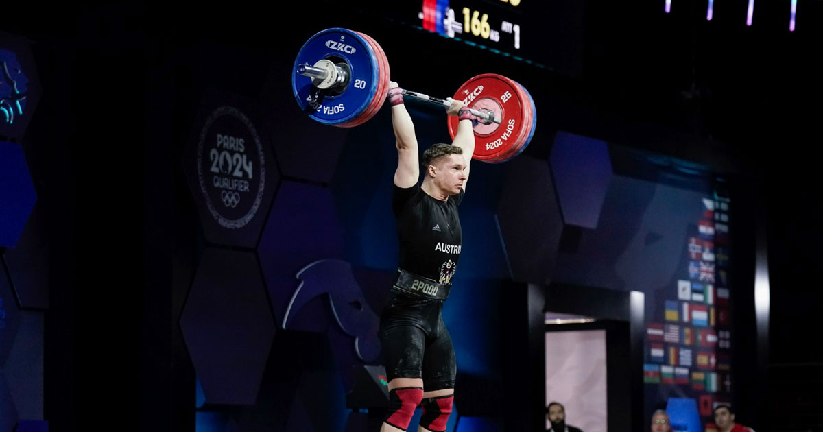 Dominik Čertov im Wettkampf bei der Europameisterschaft im Gewichtheben 2023