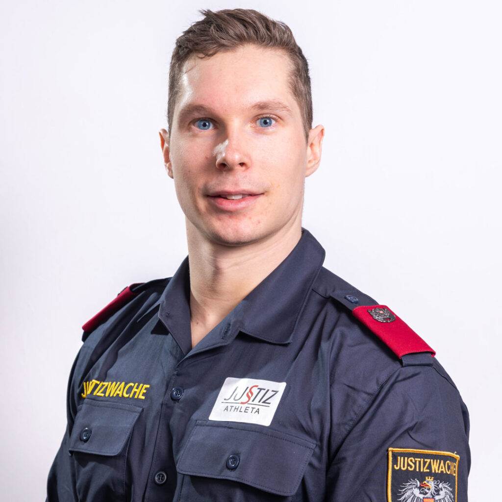 In voller Montur: Dominik Čertov trägt im Portraitfoto die Uniform der Justizwache