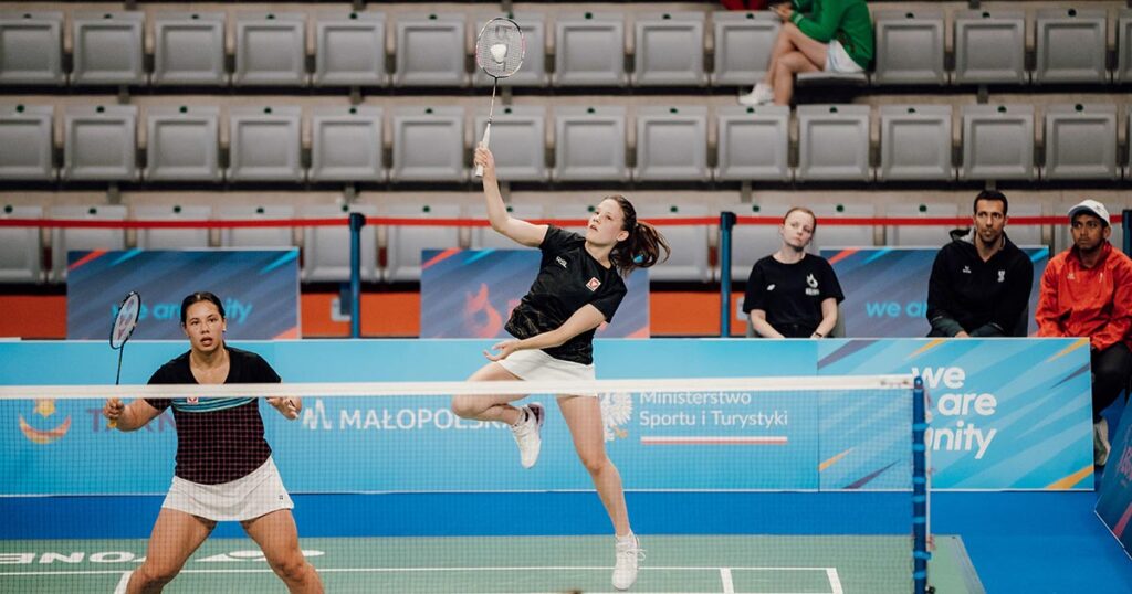 In einem Doppelspiel wehrt Katharina springend einen hohen Ball ab