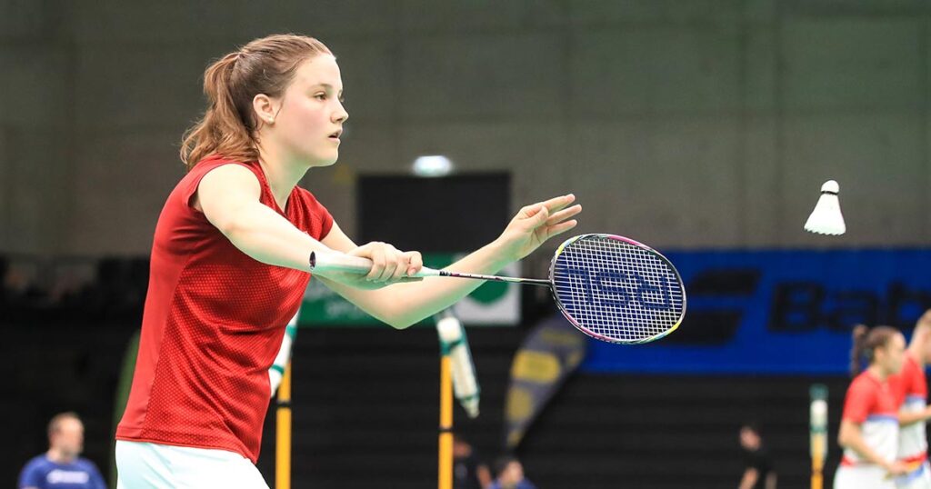 Katharina Hochmeir im Ballwechsel auf dem Court