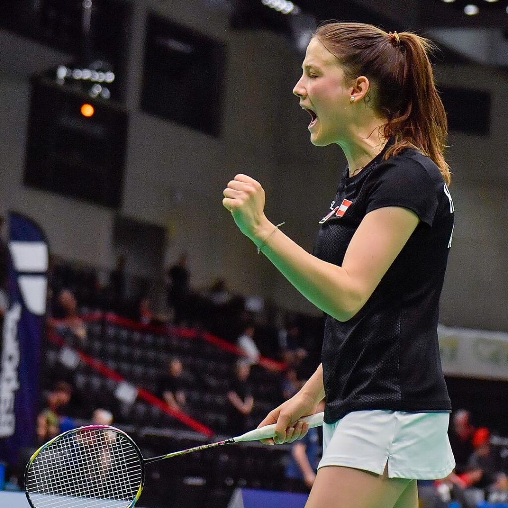 Mit geballter Faust jubelt Katharina über einen Punktgewinn