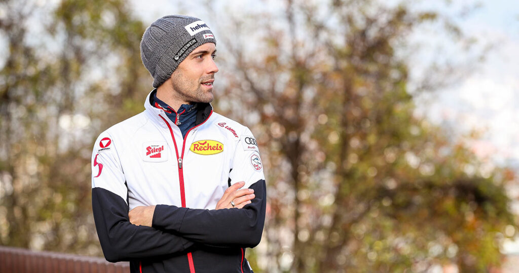 Philipp Orter blickt mit verschränkten Armen gelassen in die Weite