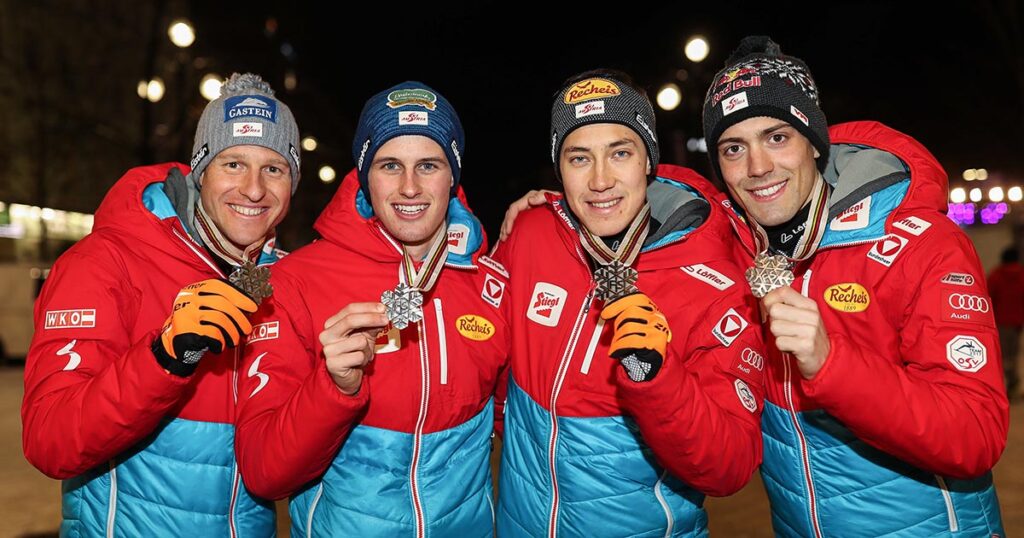 Strahlende Gesichter: Bernhard Gruber, Mario Seidl, Paul Gerstgraser und Philipp Orter zeigen stolz ihre Bronzemedaillen