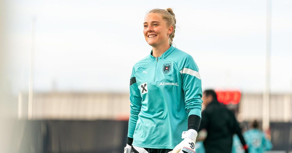 Isabella Kresche, wo sie sich am wohlsten fühlt: Auf dem Fußballplatz strahlt sie über das ganze Gesicht