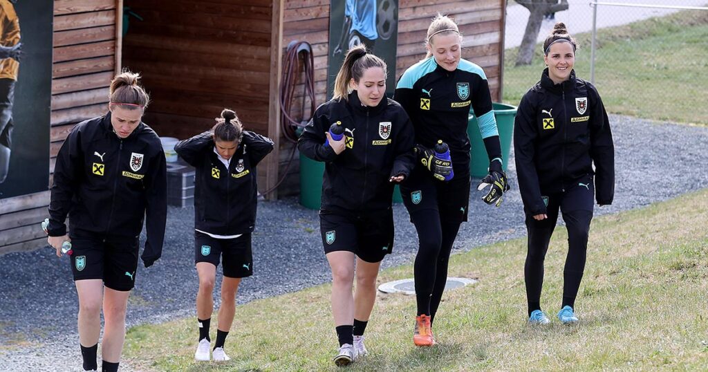 Isabella Kresche geht mit ihren Nationalteam-Kolleginnen über ein Trainingsgelände