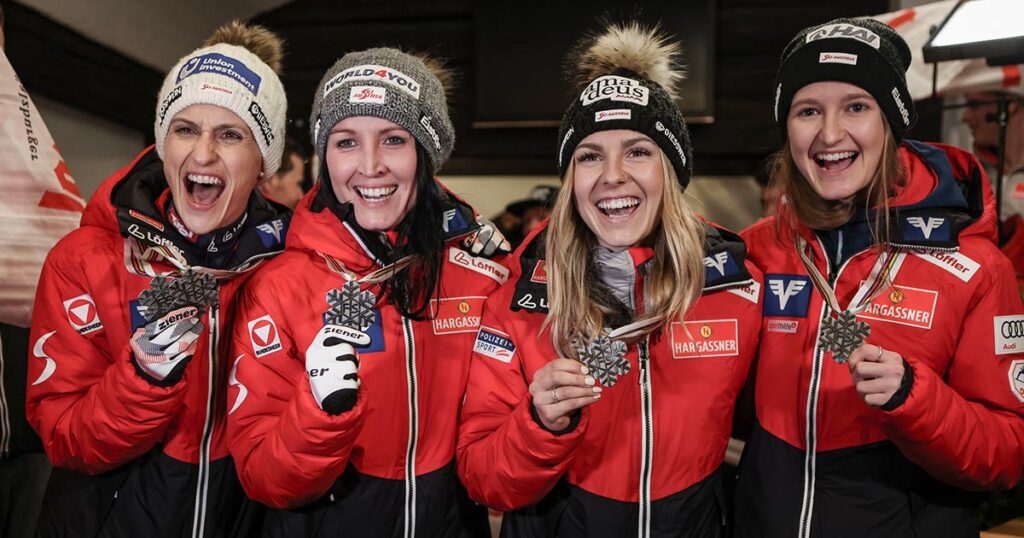 Chiara Kreuzer jubelt mit ihren Teamkolleginnen über die Silbermedaille in Planica 2023