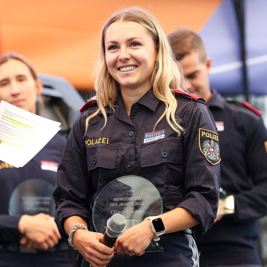 „Newcomerin des Jahres 2023" – diese Auszeichnung des Polizeisport-Förderprogramms nimmt die Salzburgerin in POlizeiuniform entgegen