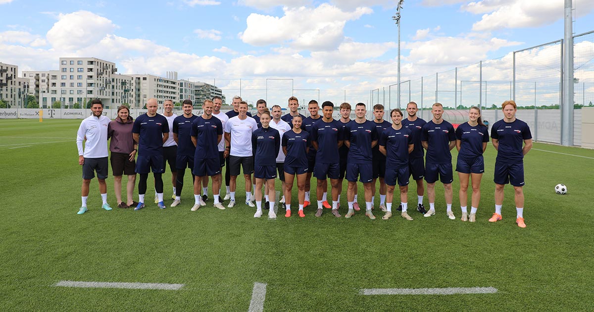 Das erste Mannschaftsfoto samt Trainerstab und Betreuer:innen von younion und KADA