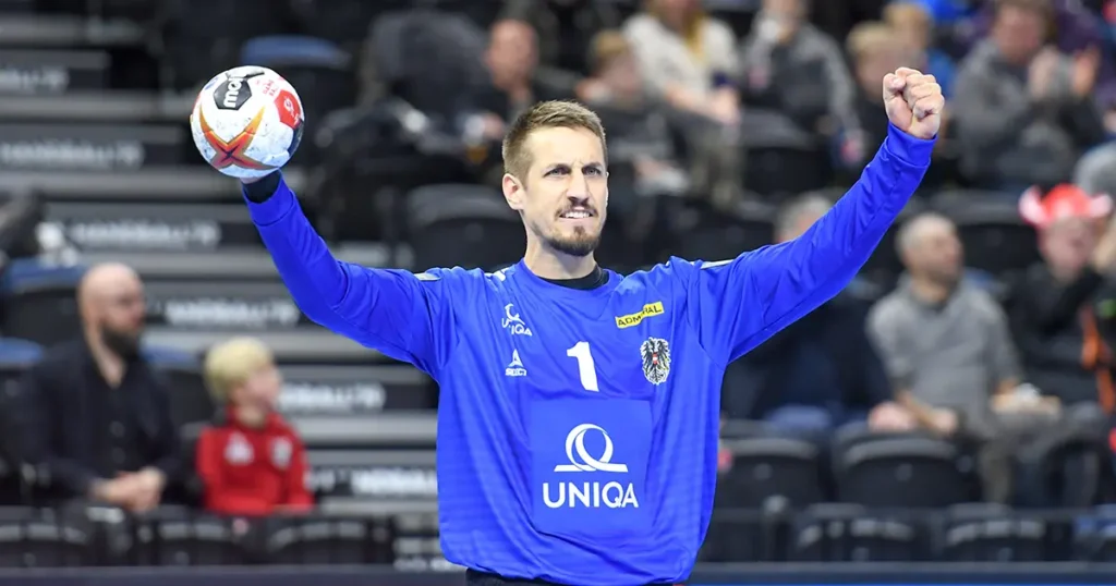 Thomas Bauer jubelt im Trikot des österreichischen Nationalteams mit ausgestreckten Armen