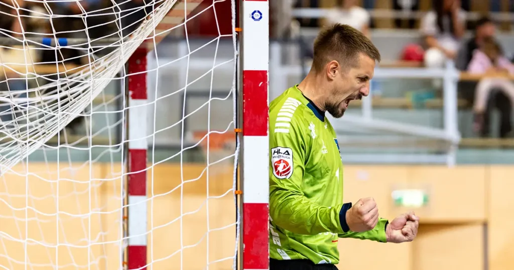 Jubelpose vor dem Tor bei einem Bundesligaspiel